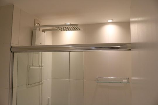 Banheiro de kitnet/studio para alugar com 1 quarto, 30m² em Perdizes, São Paulo