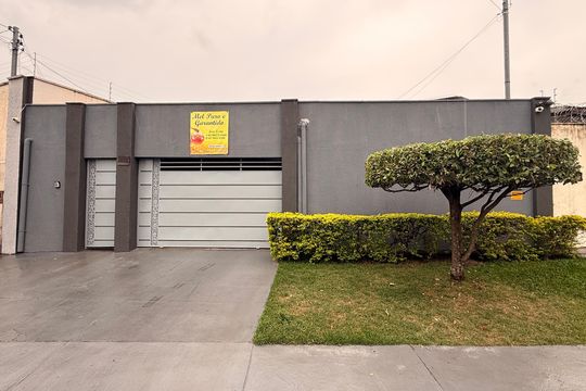 Fachada de casa à venda com 3 quartos, 110m² em Jardim Presidente, Goiânia