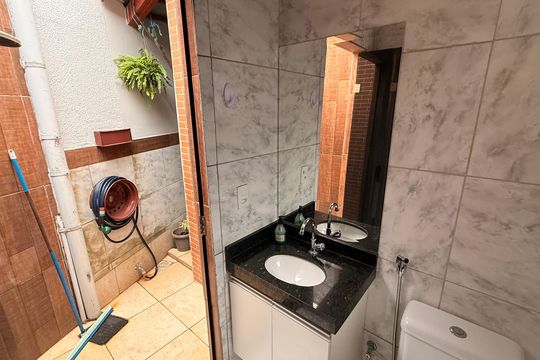 banheiro  de casa à venda com 3 quartos, 110m² em Jardim Presidente, Goiânia