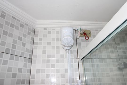 Banheiro de apartamento à venda com 2 quartos, 60m² em Vila Carmosina, São Paulo