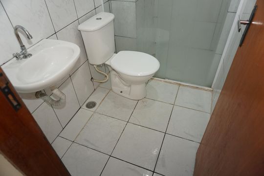 Banheiro de apartamento para alugar com 2 quartos, 47m² em Parque Pirajussara, Embu das Artes