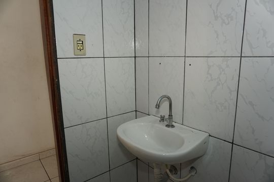 Banheiro social de apartamento para alugar com 2 quartos, 47m² em Parque Pirajussara, Embu das Artes