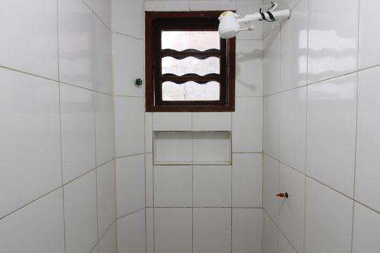 Banheiro de casa para alugar com 1 quarto, 50m² em Jardim Pero, Cabo Frio