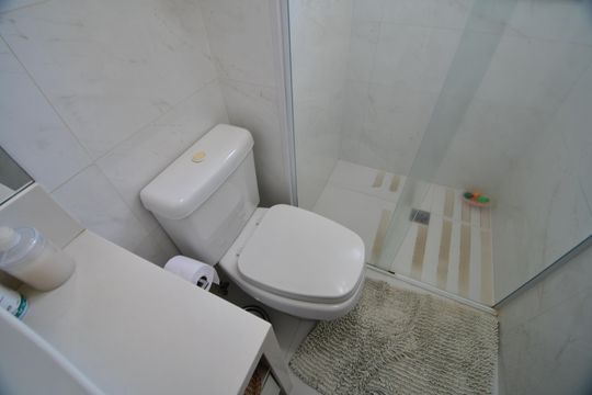 Banheiro de apartamento à venda com 2 quartos, 58m² em Cambuí, Campinas