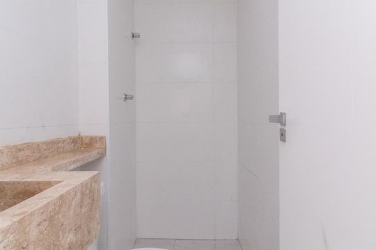 Banheiro de apartamento para alugar com 2 quartos, 39m² em Parque Paineiras, São Paulo