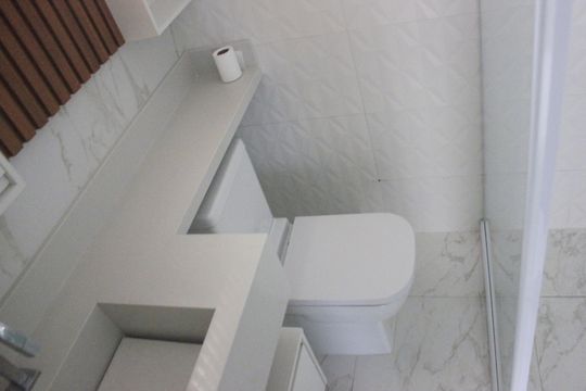 Banheiro  de apartamento à venda com 2 quartos, 65m² em Vila Galvão, Guarulhos