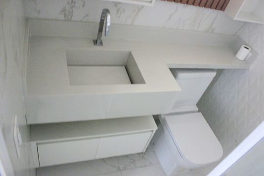 Banheiro  de apartamento à venda com 2 quartos, 65m² em Vila Galvão, Guarulhos