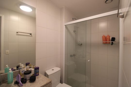 Banheiro social de apartamento à venda com 3 quartos, 120m² em Barra Olímpica, Rio de Janeiro