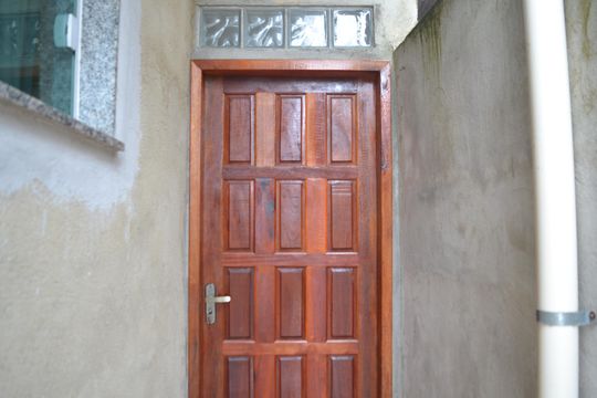 porta de apartamento para alugar com 1 quarto, 25m² em Vila Felipe, Petrópolis