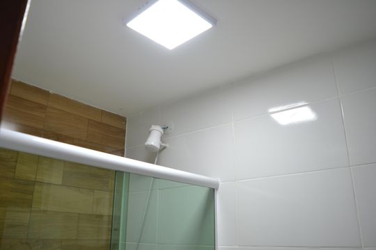 Banheiro de apartamento para alugar com 1 quarto, 25m² em Vila Felipe, Petrópolis