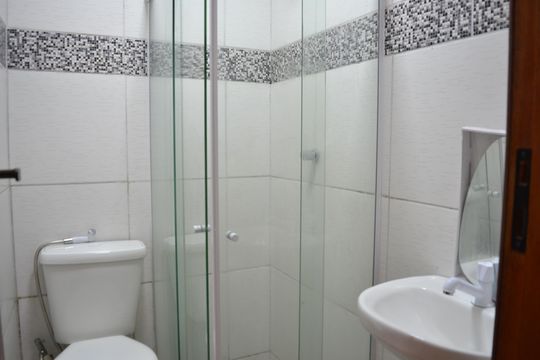 Banheiro de kitnet/studio para alugar com 1 quarto, 25m² em Vila Felipe, Petrópolis