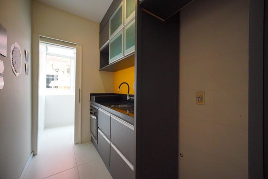 Cozinha de apartamento para alugar com 2 quartos, 53m² em Capoeiras, Florianópolis