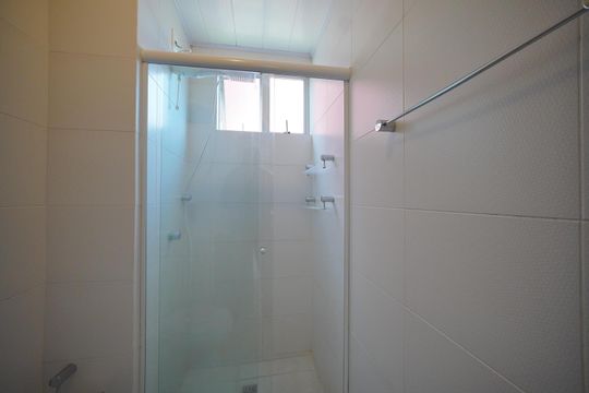 Banheiro de apartamento para alugar com 2 quartos, 53m² em Capoeiras, Florianópolis