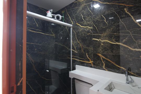 Banheiro da suíte de casa de condomínio para alugar com 3 quartos, 131m² em Freguesia (jacarepaguá), Rio de Janeiro