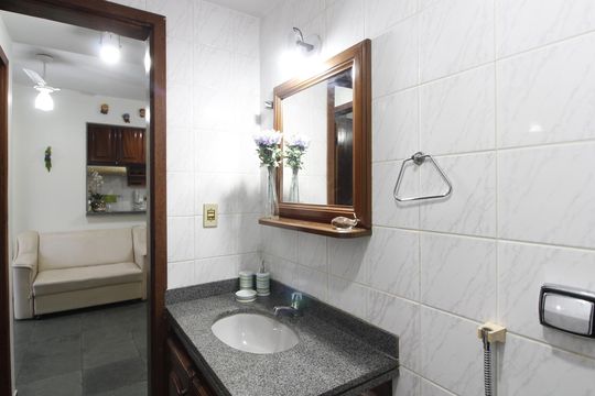 Banheiro de apartamento para alugar com 2 quartos, 62m² em Passagem, Cabo Frio