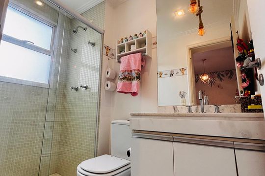 Banheiro suíte 2 de apartamento à venda com 3 quartos, 196m² em Empresarial 18 do Forte, Barueri
