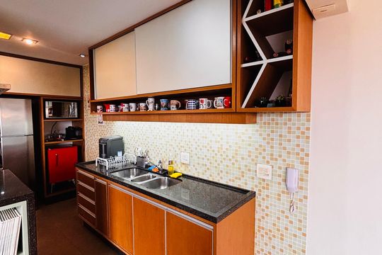 Cozinha de apartamento à venda com 3 quartos, 196m² em Empresarial 18 do Forte, Barueri