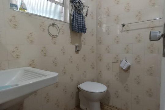Banheiro de apartamento para alugar com 2 quartos, 50m² em Vila Caiçara, Praia Grande