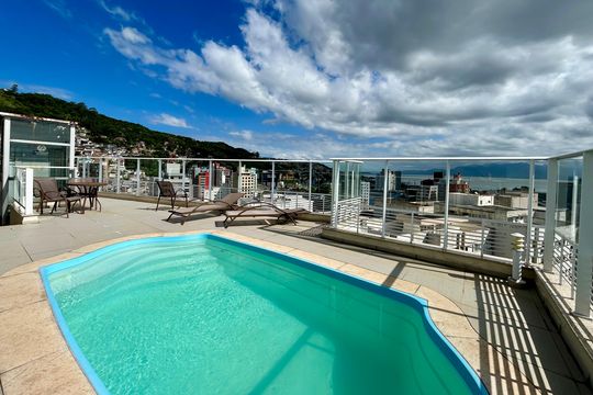 Área comum - Piscina de apartamento para alugar com 2 quartos, 74m² em Centro, Florianópolis