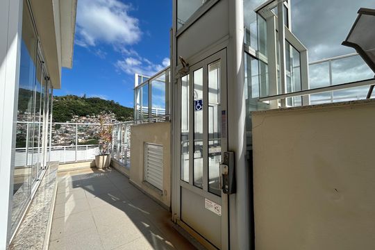 Área comum - Piscina de apartamento para alugar com 2 quartos, 74m² em Centro, Florianópolis