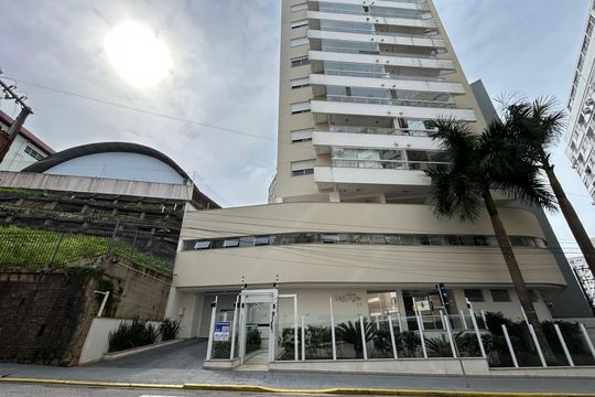 Fachada de apartamento para alugar com 2 quartos, 74m² em Centro, Florianópolis