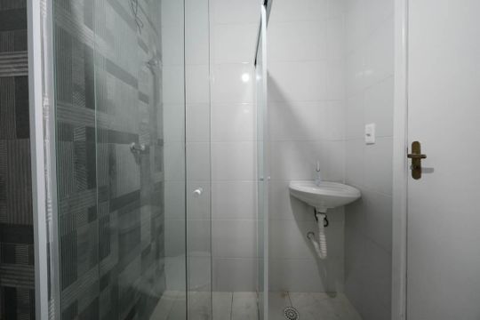 Banheiro de apartamento à venda com 2 quartos, 52m² em Vila Dalila, São Paulo