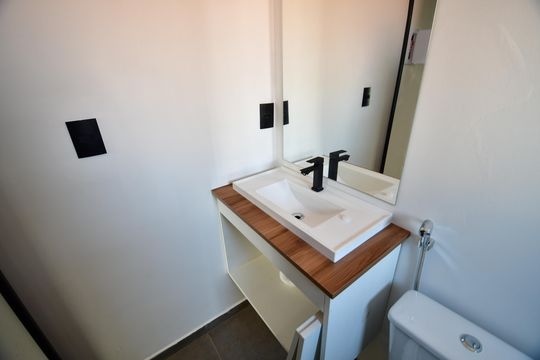 Banheiro de kitnet/studio para alugar com 1 quarto, 15m² em Taquaral, Campinas