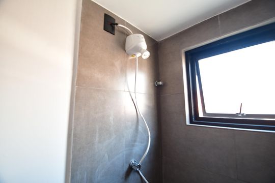 Banheiro de kitnet/studio para alugar com 1 quarto, 15m² em Taquaral, Campinas
