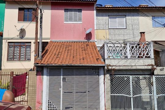 Fachada de casa à venda com 3 quartos, 71m² em Vila Pierina, São Paulo
