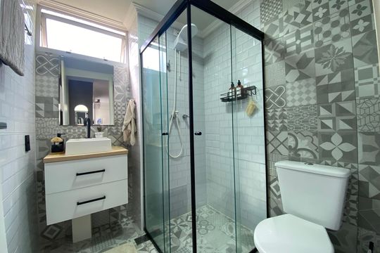 Banheiro de apartamento à venda com 2 quartos, 44m² em Parque Ipe, São Paulo
