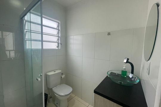 Banheiro social de apartamento para alugar com 2 quartos, 49m² em Cidade Boa Vista, Suzano