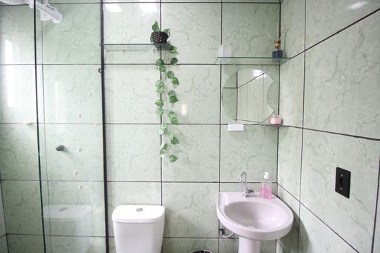 Banheiro de apartamento para alugar com 1 quarto, 44m² em Costa E Silva, Porto Alegre