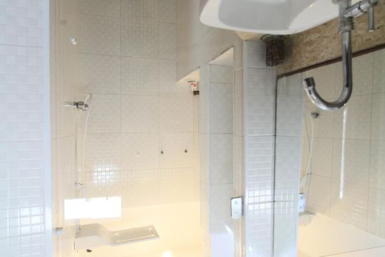 Banheiro de kitnet/studio para alugar com 1 quarto, 45m² em Vila Tramontano, São Paulo