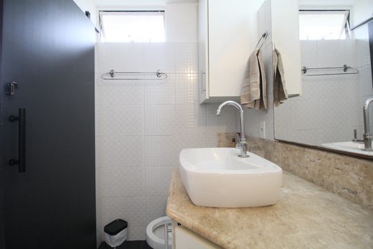 Banheiro de kitnet/studio para alugar com 1 quarto, 45m² em Vila Tramontano, São Paulo