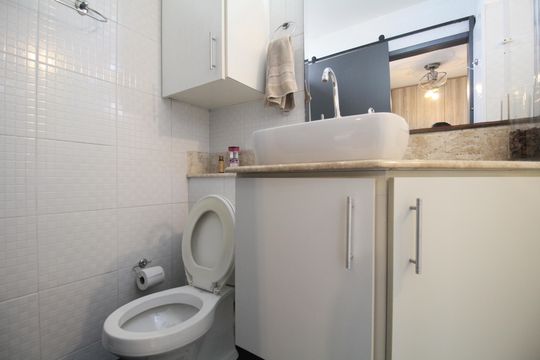 Banheiro de kitnet/studio para alugar com 1 quarto, 45m² em Vila Tramontano, São Paulo