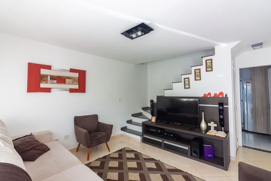 Sala de casa de condomínio à venda com 2 quartos, 64m² em Santa Maria, Osasco