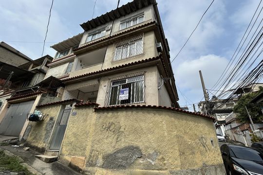 Fachada + placa de casa para alugar com 2 quartos, 100m² em Vila Valqueire, Rio de Janeiro