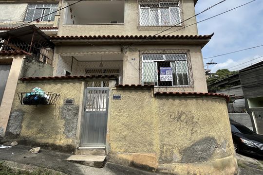 Fachada  de casa para alugar com 2 quartos, 100m² em Vila Valqueire, Rio de Janeiro