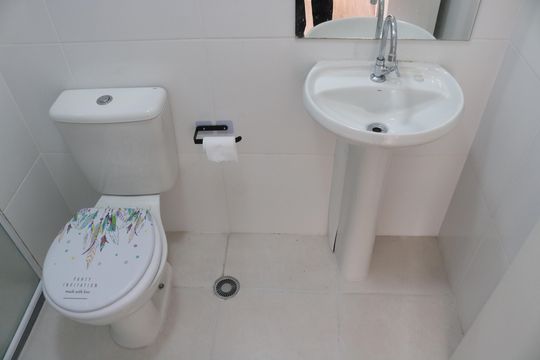 Banheiro de apartamento para alugar com 1 quarto, 27m² em Água Branca, São Paulo