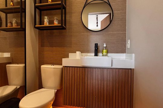 Banheiro de apartamento para alugar com 1 quarto, 53m² em Alphaville Empresarial, Barueri