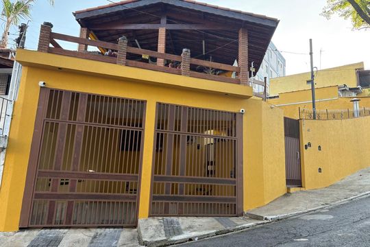 Fachada de casa à venda com 4 quartos, 250m² em Vila Erna, São Paulo