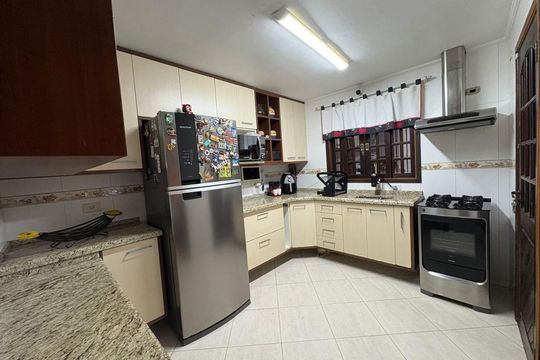 Cozinha de casa à venda com 4 quartos, 250m² em Vila Erna, São Paulo