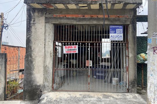 Fachada de casa para alugar com 1 quarto, 40m² em Baronesa, Osasco