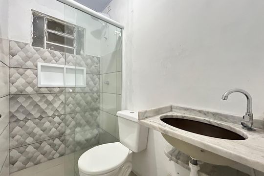 Banheiro de kitnet/studio para alugar com 1 quarto, 30m² em Morro das Pedras, Florianópolis
