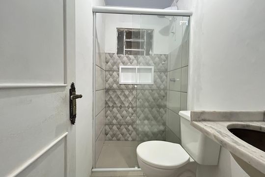 Banheiro de kitnet/studio para alugar com 1 quarto, 30m² em Morro das Pedras, Florianópolis