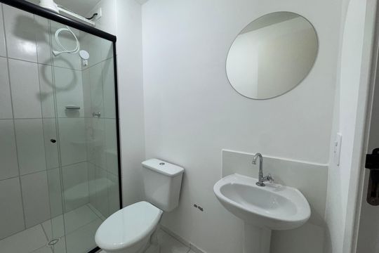 Banheiro de apartamento para alugar com 2 quartos, 35m² em Chacara Santa Lucia, Carapicuíba