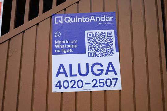Placa GRANDE instalada no portão do imóvel, dia 25.08.2026 - Código da placa: SWRM-1585 de casa para alugar com 4 quartos, 200m² em Conjunto Habitacional Castro Alves, São Paulo