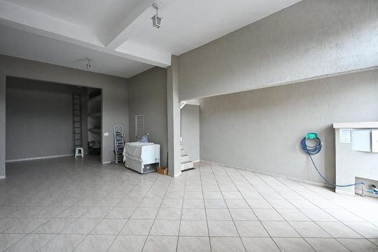 Garagem de casa à venda com 3 quartos, 180m² em Vila Sonia do Taboao, Taboão da Serra