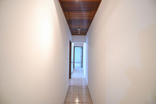 Corredor de casa à venda com 3 quartos, 180m² em Vila Sonia do Taboao, Taboão da Serra