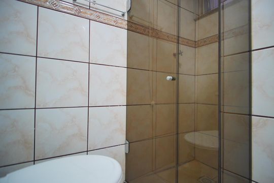 Banheiro de apartamento para alugar com 1 quarto, 43m² em Passo D’areia, Porto Alegre